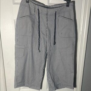 Hillard & Hanson Women's Black and White Striped  Capris Pants